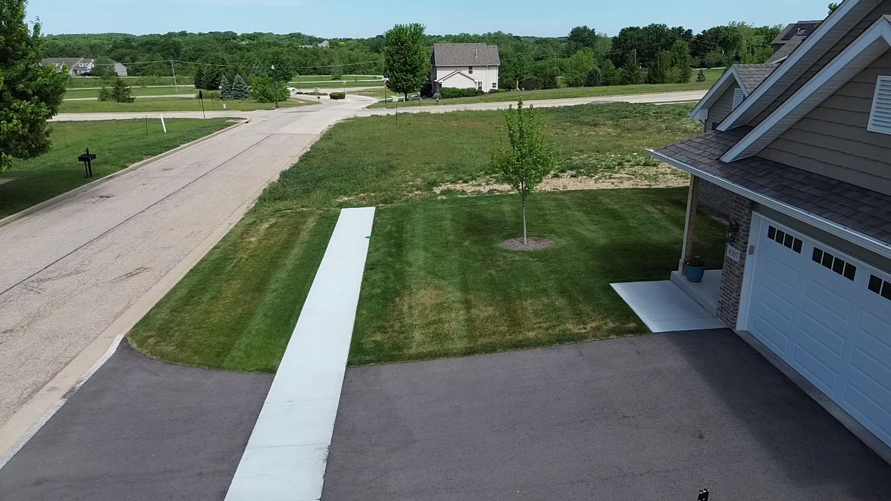 Freshly cut lawn by TL Lawncare in Rockford Illinois